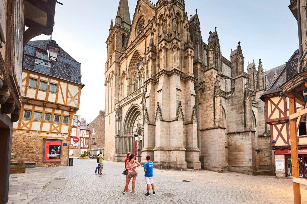 Centre-ville historique avec église et maisons à colombages.
