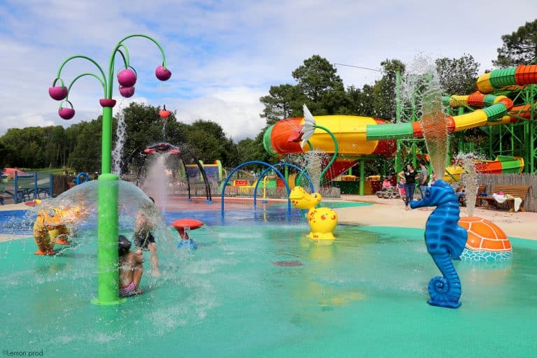 Parc aquatique pour enfants avec jeux colorés.