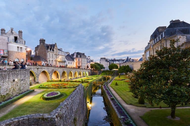 Remparts et jardins de Vannes au crépuscule.
