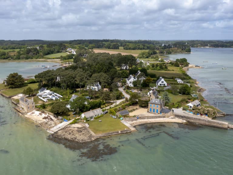 Vue aérienne d'une île pittoresque en Bretagne.
