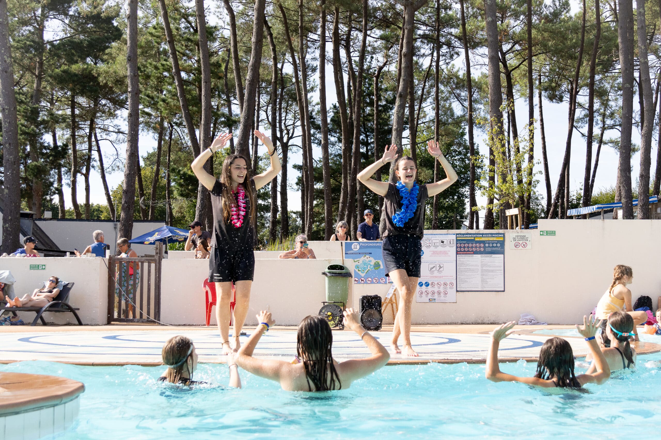 Cours collectif dans une piscine de camping Breton