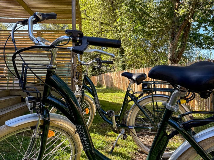 Vélo dans les allées du Fort Espagnol, camping dans le Golf du Morbihan